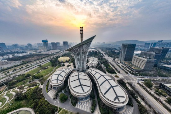 PG电子平台：中国光谷“跑马”36年(图2)