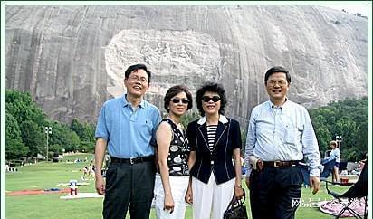 美国8大华人富豪在美华人原来这么有钱控制着老美关键产业(图6)