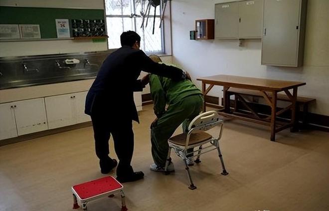 PG电子网站：日本老人抢着进监狱养老偷车只为住牢房背后真相令人震惊(图1)
