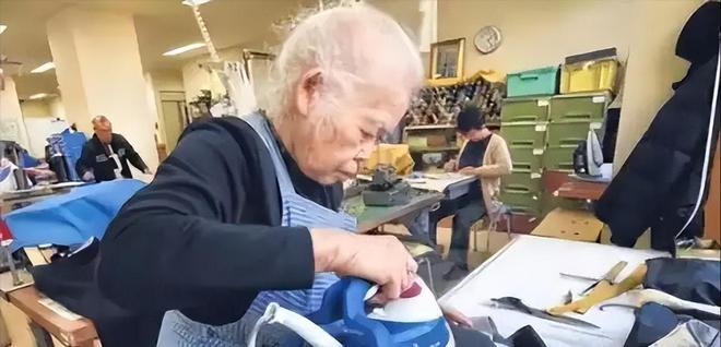 PG电子网站：日本老人抢着进监狱养老偷车只为住牢房背后真相令人震惊(图6)