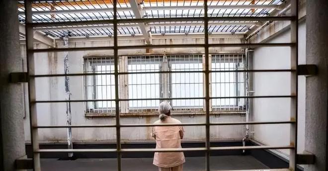 PG电子网站：日本老人抢着进监狱养老偷车只为住牢房背后真相令人震惊(图9)