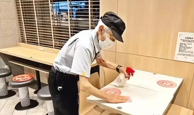 PG电子网站：日本老人抢着进监狱养老偷车只为住牢房背后真相令人震惊(图8)