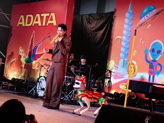 巨星传奇与宇树科技合作的四足机器人亮相威刚年会